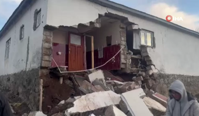 Ağrı’daki depremde bazı evlerde hasar meydana geldi