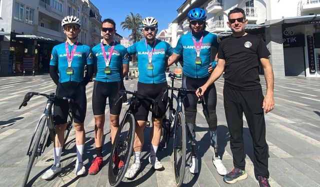 Alanyaspor bisikletçileri Kemer’de kürsüye çıktı