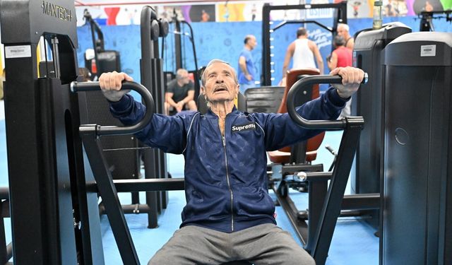 'Süper dede', gençlere taş çıkartıyor