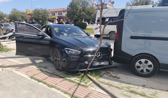 Antalya'da minibüs park halindeki araca çarptı: 4 yaralı