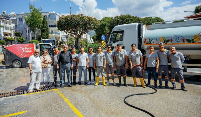 Temizlik işleri ekipleri Alanya'yı bayrama hazırlıyor