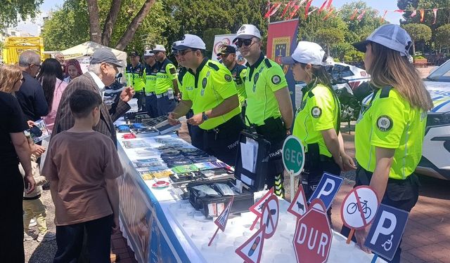 Trafik Haftası etkinliklerinde kurallara uyan 3 sürücüye plaket verildi