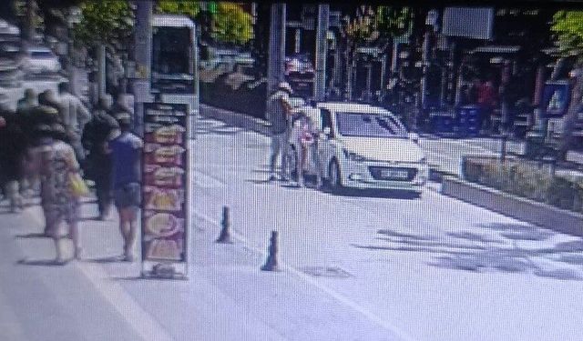 Alman turistin ayağı otomobilin altında kaldı