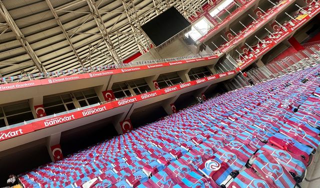Bordo-mavili bayraklar Antalya Stadı’nı kapladı