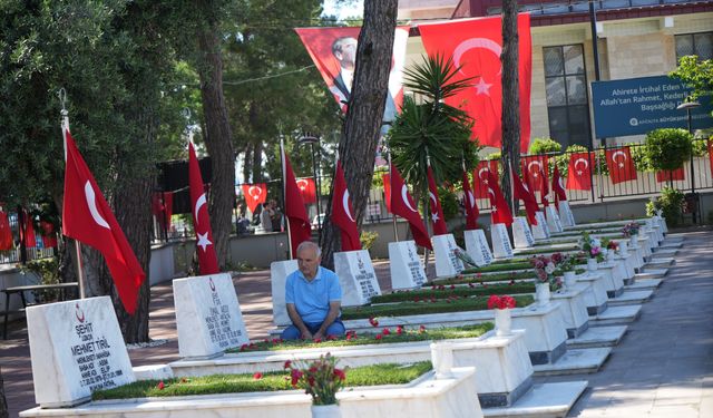 Bayram arefesinde şehitlikte duygu dolu anlar yaşandı