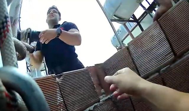 Mersin'de havalandırma boşluğuna düşen kedi kurtarıldı