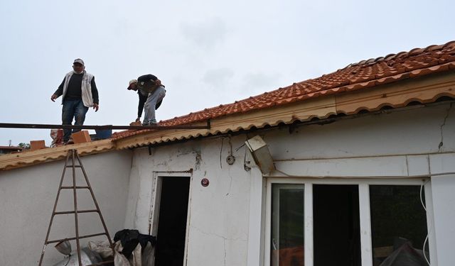 Isparta'da ihtiyaç sahibi ailenin çatısı düzeltildi