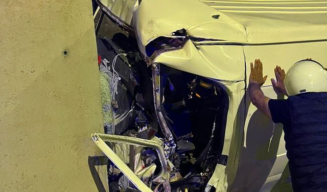 Aracıyla istinat duvarına çarpan sürücü öldü