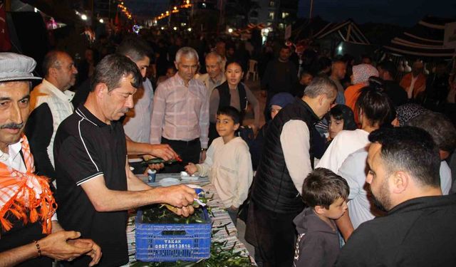 Muhtar 1 ton salatalık dağıttı