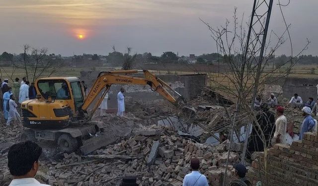 Pakistan’da karakola bombalı saldırı: 12 ölü, 2 yaralı
