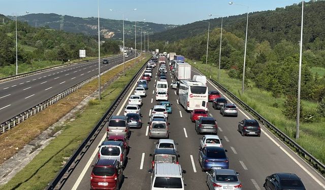 Tatilcilerin dönüşü sürüyor: Bolu geçişinde uzun araç kuyrukları