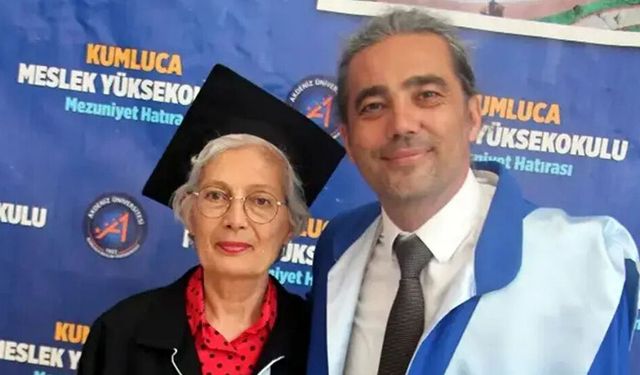 70 yaşında üniversiteden mezun oldu, belgesini profesör oğlu verdi