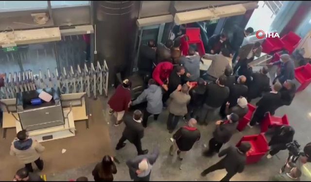 Cumhuriyet Halk Partisi binasında bulunan CHP’lilere müdahale başladı