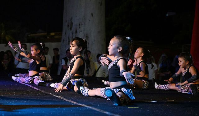 Kemer'de Art ve Aşk Festivali kapsamında gösteri
