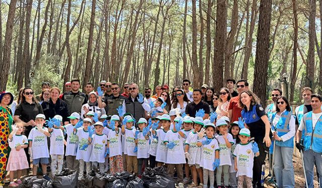 Kemer'de miniklerden çevre temizliği