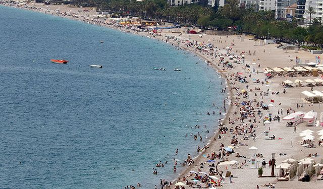 Antalyalılar sıcak havayı Konyaaltı'nda değerlendirdi