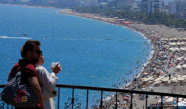 Bayramın son gününde tatilciler Konyaaltı Sahili’ne akın etti
