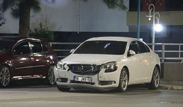 Kepez'de iki otomobil çarpıştı
