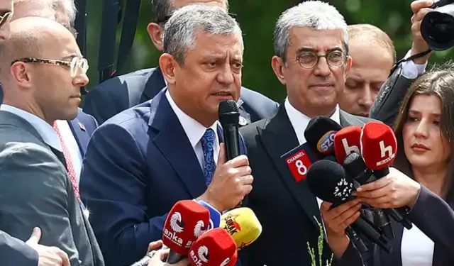 Özgür Özel, Meclis kapısında toplanan kalabalığa hitap etti