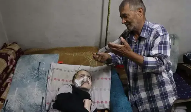Şırıngayla beslediği serebral palsili oğluna hem annelik hem babalık yapıyor