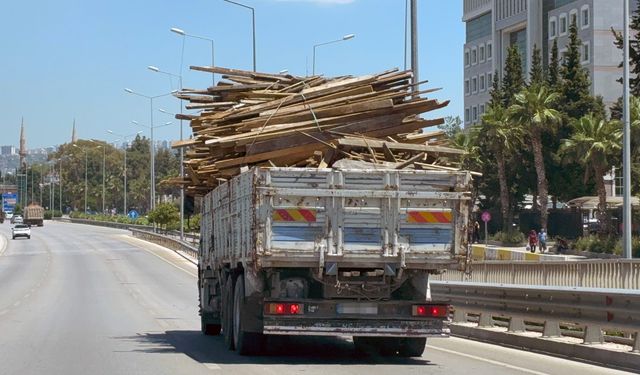 Antalya'da ahşap yüklü kamyon trafiği tehlikeye attı