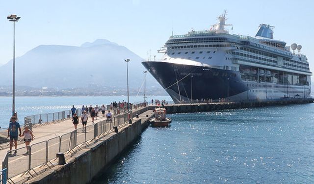Alanya'ya kruvaziyer ile yolcu akını