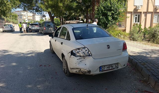 Otomobil, park halindeki araca çarptı: 1 yaralı