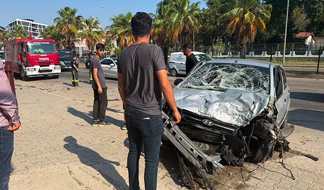 Serik'te otomobil tel çitlere çarptı
