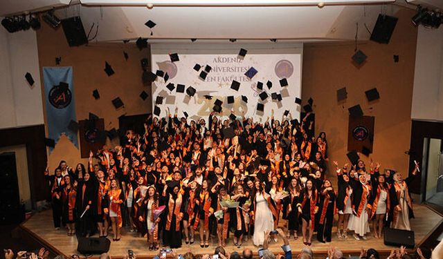 Akdeniz Üniversitesi Fen Fakültesi'nde mezuniyet coşkusu