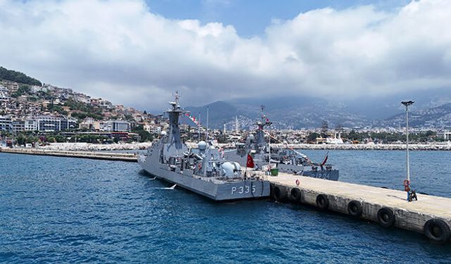 Alanya'da savaş gemileri vatandaşlardan yoğun ilgi gördü