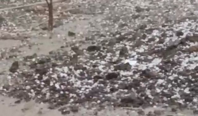 Kumluca'da aniden bastıran dolu yağışı etkili oldu