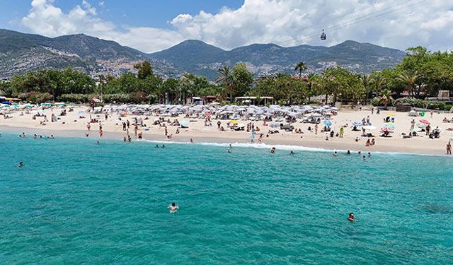 Alanya'da sıcak havada sahilde yoğunluk oluştu