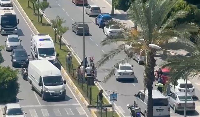 Manavgat'ta motosiklet park etmeye çalışan otomobile çarptı