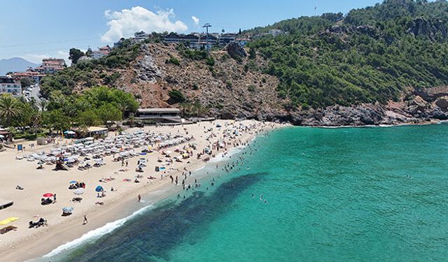 Alanyalılar sıcak havada sahilleri doldurdu