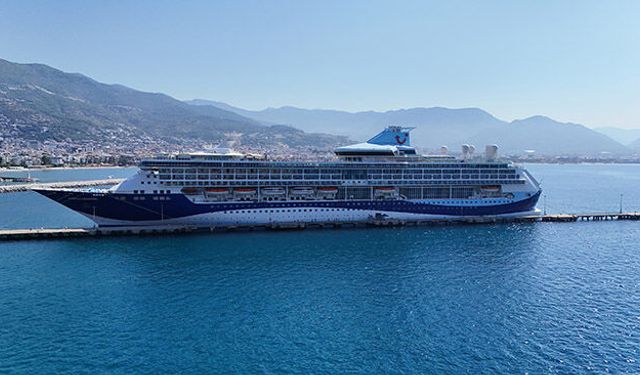 Lüks kruvaziyer Alanya'ya demirledi
