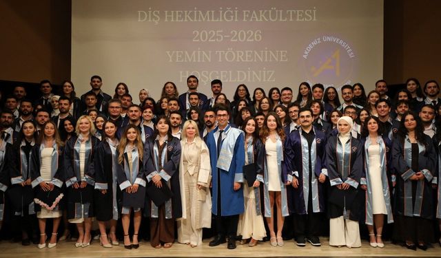 Akdeniz Üniversitesi'nde diş hekimleri mezun oldu