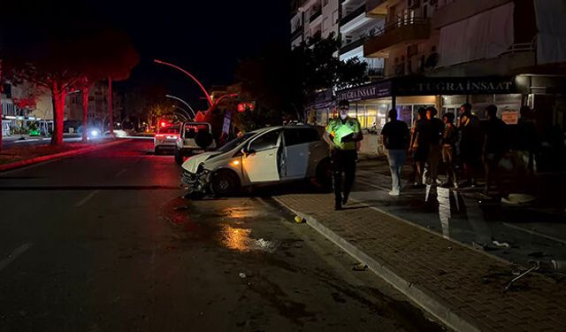 Gazipaşa'da kontrolden çıkan otomobil ortalığı savaş alanına çevirdi
