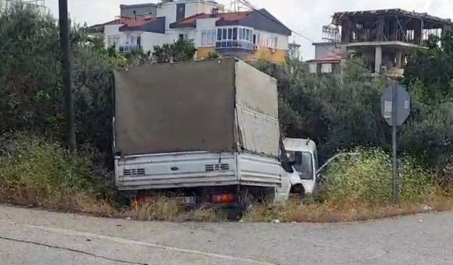 Çarpışan 2 araç bahçeye uçtu