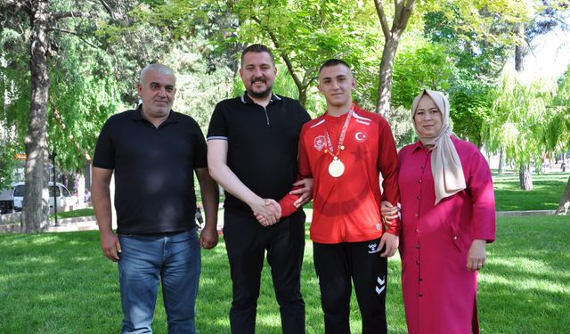 Şampiyon Emirhan Yüksel, gururlandırdı