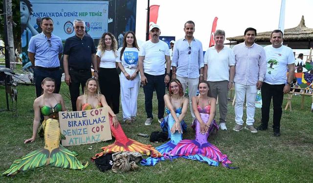 Antalya'da 'deniz kızları' eşliğinde dip temizliği