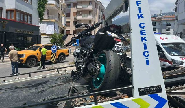 Motosiklet ile otomobil çarpıştı: 1 yaralı