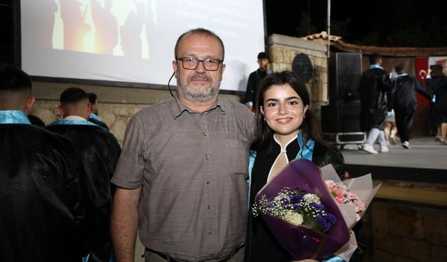 Akdeniz Üniversitesi'nde 59 erkeğin arasındaki tek kız öğrenci kep attı