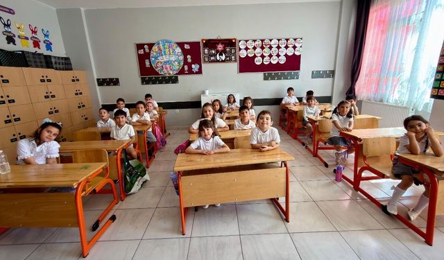 Yaklaşık 18 milyon öğrenci karnelerini alarak yaz tatiline girdi