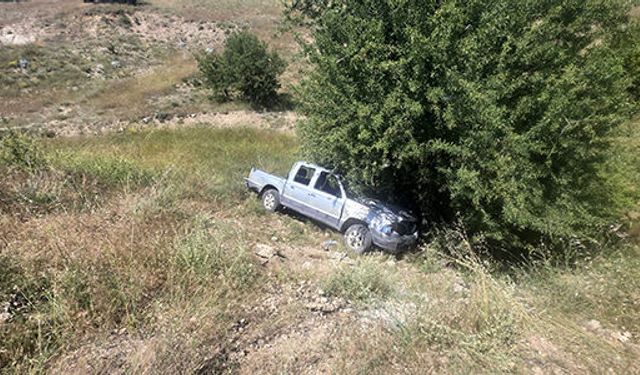 Korkuteli'de kamyonet dereye uçtu