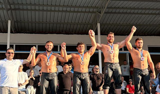 Kemer güreşçileri Manisa'da kürsüye çıktı