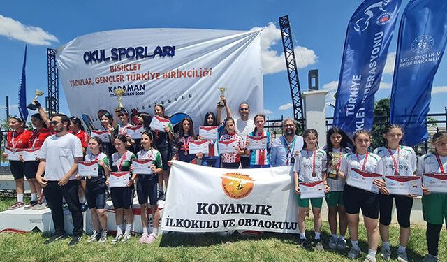 Döşemealtı kızlarından Türkiye 3'üncülüğü