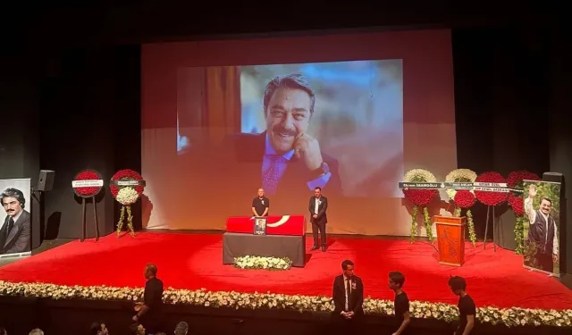 Kadir İnanır için Harbiye Muhsin Ertuğrul Sahnesi'nde tören düzenlendi