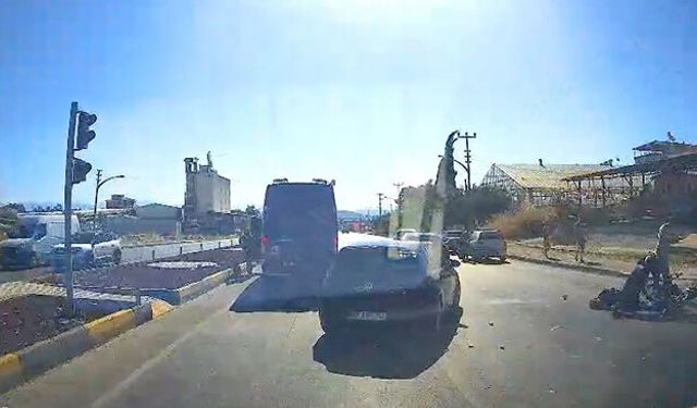 Serik'te mobilet sürücüsü minibüs ile çarpıştı