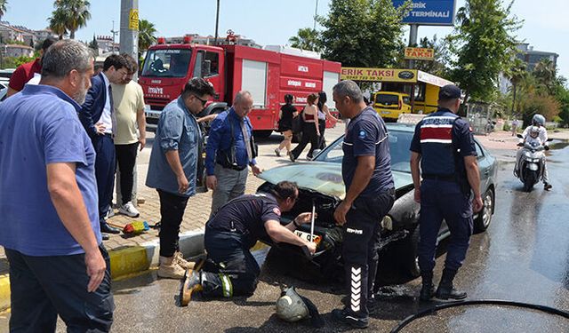 Serik'te yanan otomobili belediye ekipleri söndürdü