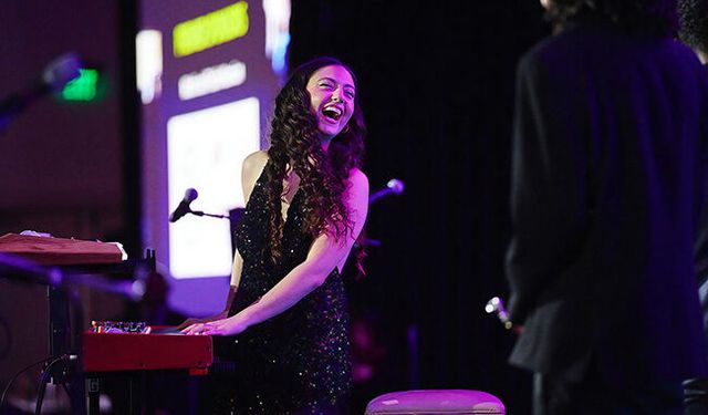 Genç piyanist ve vokaliste Berklee'den gururlandıran ödül